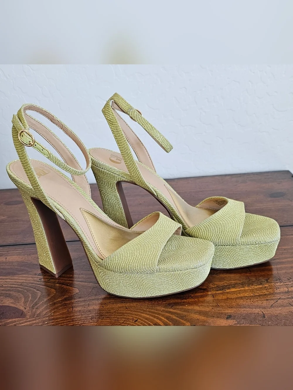 Gianni Bini Glitter Metallic Lime Green Platform Heels/Sandals Women's Size 7.5